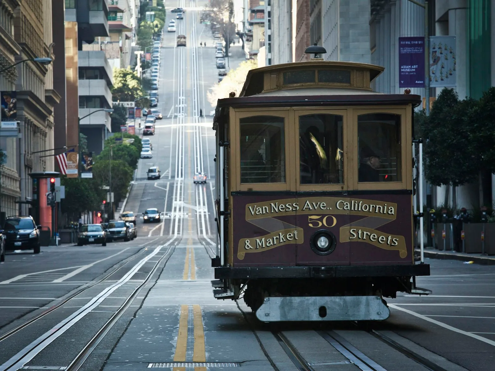 Bonde histórico (cable car) da linha California Street nos trilhos de uma ladeira no centro de San Francisco